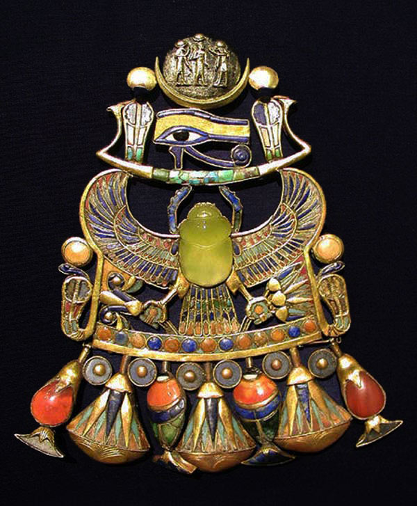 Tutankhamun pendant with Wadjet with Libyan glass scarab