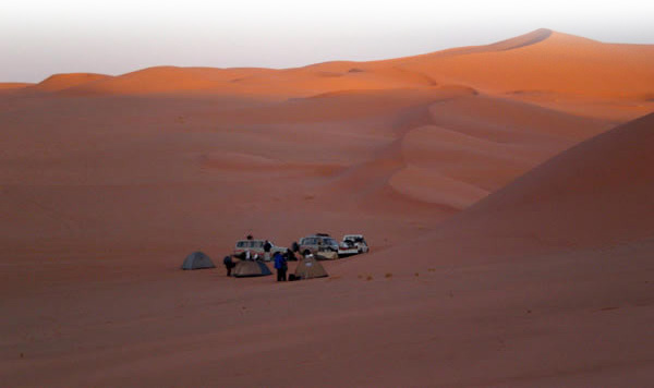 camping between edhan murzuq sand dunes