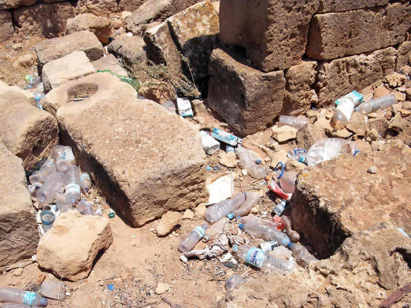 plastic litter in archaeological sites left by tourists