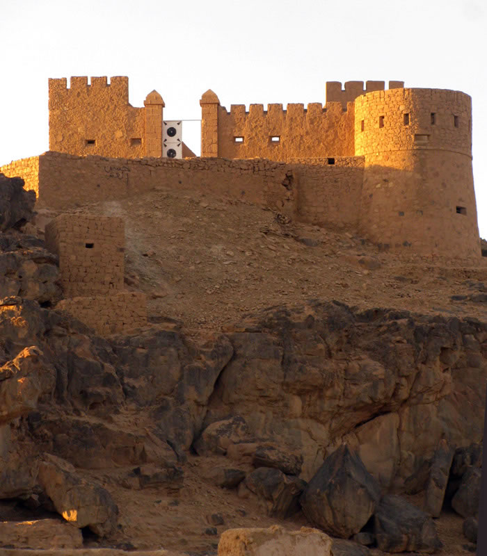 the old city og Ghat: a castle at the top of a mountain