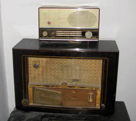 vintage radio with the usual gold lines and dark brown boxes